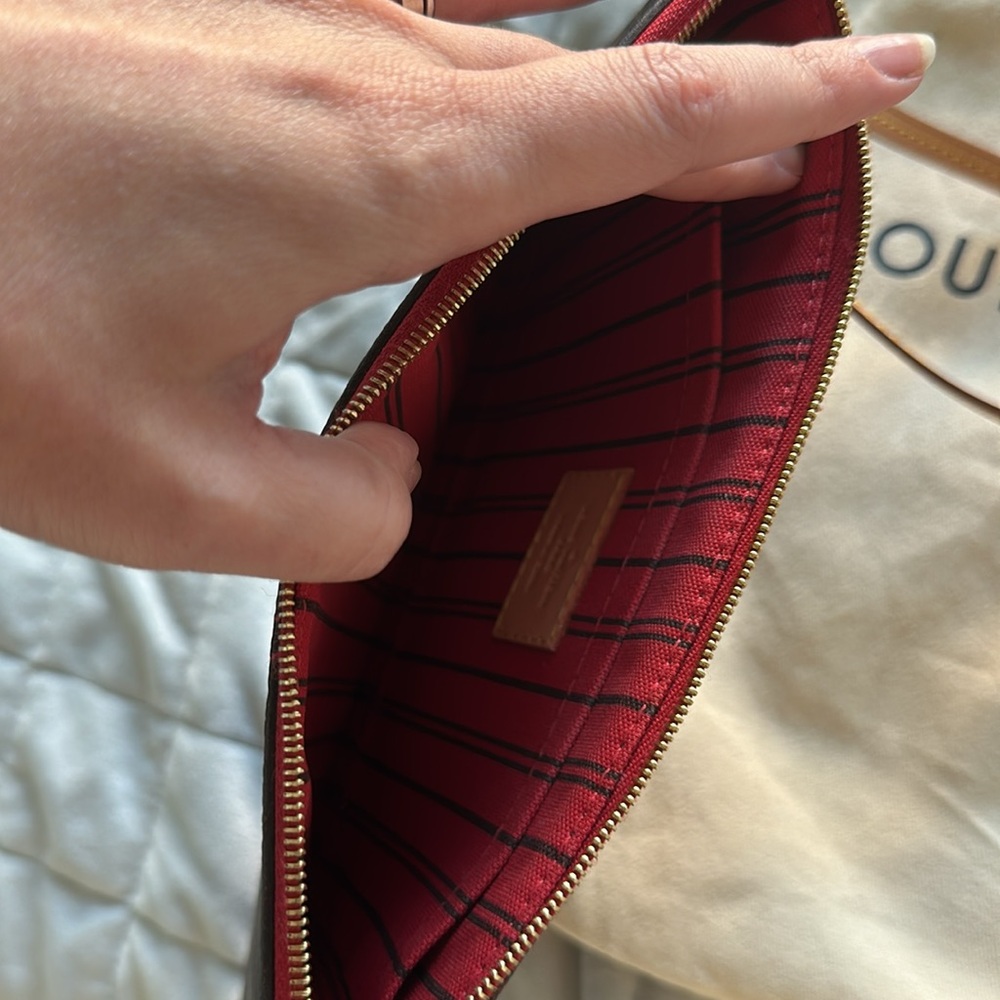 Louis Vuitton Neverfull Pochette - Picture 11 of 11